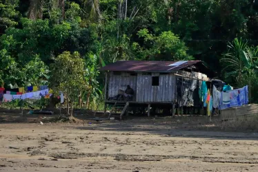 Vista de un hombre resguardado en su casa, ubicada en una zona de dominio de grupos armados ilegales en Colombia, en una fotografía de archivo