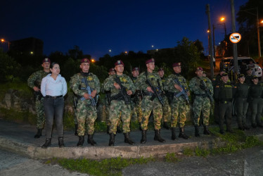 La secretaria del Interior de Manizales, Paula Andrea Sánchez, acompañada de miembros del Batallón de Fuerzas Especiales Urbanas N.°4.