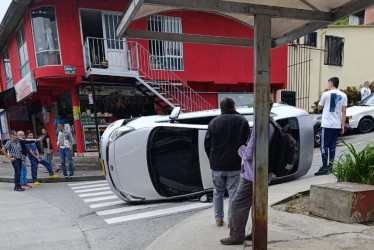 Este es el carro volcado en el barrio Bengala de Manizales. 