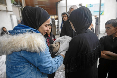 Foto | EFE | LA PATRIA  20 gazatíes, entre ellos ocho niños, fallecieron la madrugada de ayer en intensos bombardeos contra 11 viviendas en el área sureña de Rafah, en la Franja de Gaza.