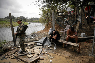 Foto | EFE | LA PATRIA  Migrantes esperan para ser registrados por migración luego de cruzar la selva del Darién con rumbo a los Estados Unidos, en el poblado de Bajo Chiquito (Panamá).