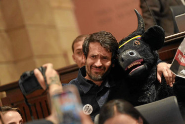 Foto | @CamaraColombia | LA PATRIA  El representante a la Cámara por Bogotá Juan Carlos Losada, del Partido Liberal, celebró tras conocer que fue aprobada su iniciativa.