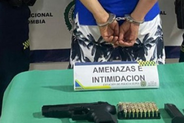 Al detenido le incautaron una pistola traumática calibre 9 milímetros, con dos proveedores y 46 cartuchos de ojiva de goma.