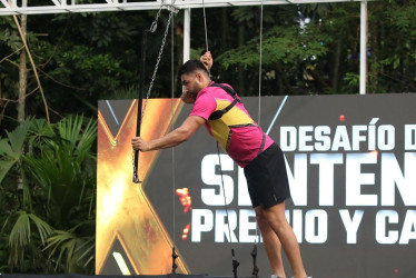 El manizaleño Alejandro Giraldo, de Los Montañeros, en los tubos de equilibrio del Box Blanco, prueba que le causó dificultades en el Desafío 2024.