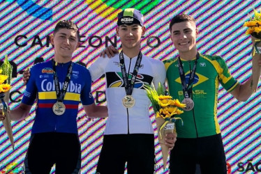 El caldense Juan David Restrepo (izquierda), en el podio del Panamericano de Ciclismo en Sao José dos Campos (Sao Paulo, de Brasil), en donde ganó medalla de plata.