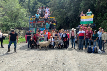 Cantantes; caminantes; el alcalde de Marulanda, Leonardo Giraldo; concejales, funcionarios de la Alcaldía, y particulares participaron de la caminata. 