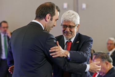 El ministro de Economía, Comercio y Empresa de España, Carlos Cuerpo (i) saluda al ministro de Comercio, Industria y Turismo de Colombia, Germán Umaña (d) durante la apertura del 'Encuentro empresarial Colombia-España', este martes en Bogotá. Allí, el ministro colombiano expresó el rechazo a las declaraciones de Milei.