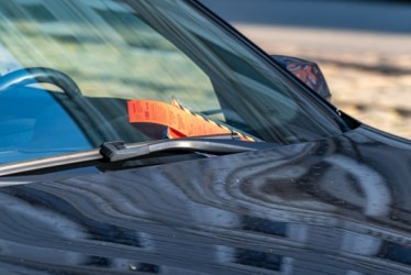 Carro con comparendos en el parabrisas