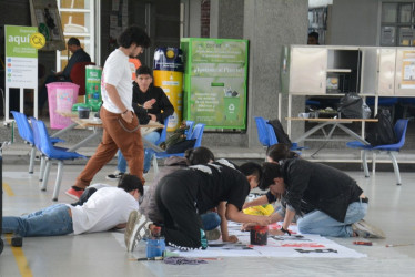 Estudiantes de la sede Manizales preparan sus pancartas para el encuentro nacional en Bogotá.