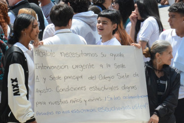 Comunidad del colegio Siete de Agosto, con un plantón, exigió obras en dos sedes. 