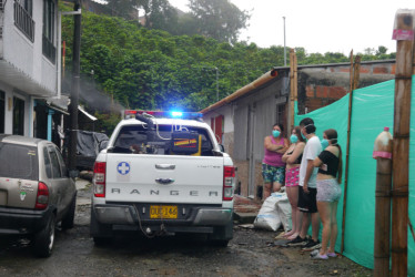 Personal de la Dirección Territorial de Salud de Caldas (DTSC) recorrió sectores de Palestina fumigando contra el Aedes aegypti, mosquito transmisor del dengue.