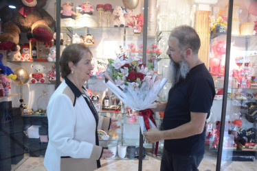 Así se preparan las floristerías de Manizales para el Día de la Madre, el 12 de mayo. Floristas hablan de la economía del mercado floral y sugieren regalos. En la foto, Julio Enrique Zapata Gutiérrez, copropietario del negocio familiar La Perla, le entrega un buqué a su madre, Martha Elena Gutiérrez Calderón, quien tiene 55 años de experiencia con las flores.