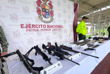 En el operativo, las Fuerzas Militares incautaron 5 fusiles, un rifle de alta precisión, armamento de diferentes características y material de guerra.