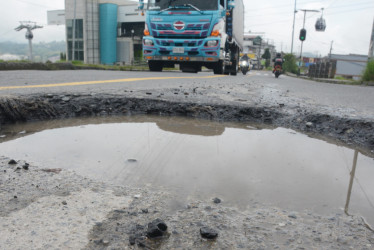 Al menos cinco huecos contó LA PATRIA en la calle 48 antes de llegar al semáforo del sector La Fuente. Carros, motos y hasta bicicletas transitan continuamente por esa zona exponiendo su integridad y la de los peatones. Denunciantes se quejan de la profundidad de las aberturas. Afirman que ya se han presentando accidentes.