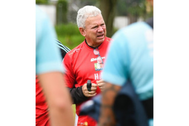 El técnico Hernán Darío Herrera, que clasificó al Once Caldas a semifinales después de 5 años, ahora tiene la opción de meterse a la final. Recibe a Santa Fe, en el primero de los dos juegos definitivos.