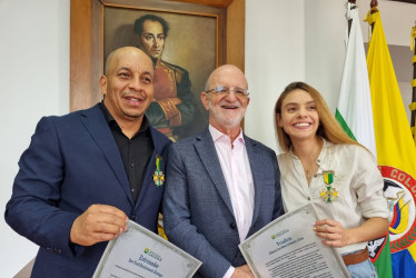 De izquierda a derecha, José Said Bustamante Bedoya, entrenador de la Liga Caldense de Triatlón; Henry Gutiérrez Ángel, gobernador de Caldas, y María Carolina Velásquez Soto, deportista que estará en los Olímpicos de París.