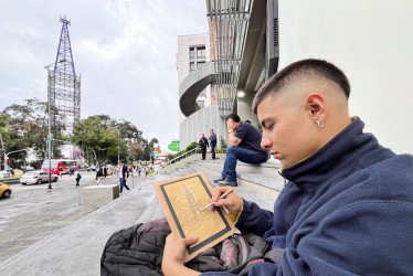 Federico Salazar, conocido artísticamente como Fedeath, es un artista plástico de Villamaría (Caldas) que desde hace año y medio dibuja a lápiz y a papel los sitios más representativos de Manizales como la Torre de Herveo, ubicada en El Cable.