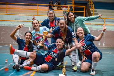 María Jimena Grajales Ríos (2i) con sus compañeras de Niupi. Ella era la portera del equipo y también del quinteto de la Universidad de Caldas.