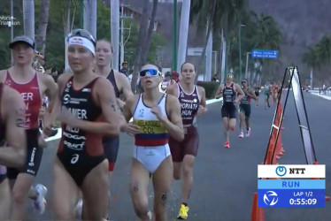 La triatleta María Carolina Velásquez (de blanco) es apoyada por la Gobernación de Caldas.