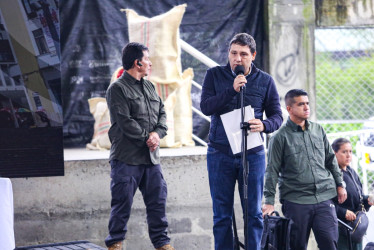 Mauricio Lizcano, ministro de las TIC, en la visita al barrio San Sebastián de Manizales como parte del programa Gobierno en los barrios populares.