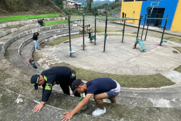 La Policía, la Alcaldía, el grupo scout Chambery y la empresa Aguas de Aranzazu participaron en la actividad de renovación de la media torta.