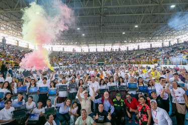 Los estudiantes de La Dorada posan con los computadores junto con Mauricio Lizcano, ministro de las TIC; Henry Gutiérrez, gobernador de Caldas; Wílder Escobar y Octavio Cardona, representantes a la Cámara, y Jhon Freddy Saldaña, alcalde.