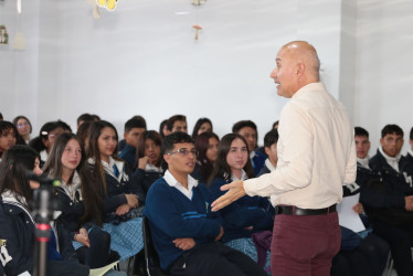 El caldense con los estudiantes del colegio Nuevo Horizonte. 