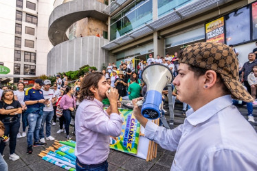 Al representante a la Cámara por Caldas Santiago Osorio Marín, primo del exalcalde Carlos Mario Marín, se le vio en la marcha del 1 de mayo en Manizales.