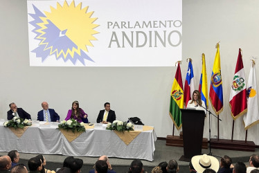 La caldense Juana Carolina Londoño (d), representante a la Cámara por Caldas del Partido Conservador, es una de las 25 integrantes del Parlamento Andino. Habla ante los asistentes al Teatro Los Fundadores.