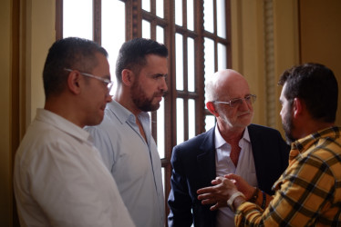 El gobernador de Caldas, Henry Gutiérrez (tercero de izquierda a derecha), e integrantes de su gabinete estuvieron siguiendo el debate en la Asamblea.