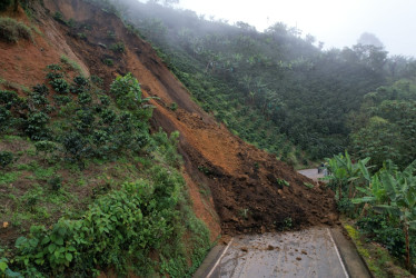 Derrumbe en vía de San José (Caldas).