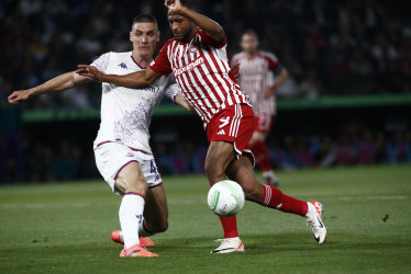 Ayoub El Kaabi (d) del Olympiacos en acción contra Nikola Milenkovic (i) de la Fiorentina, durante el partido de fútbol final de la UEFA Europa Conference League del Olympiacos Piraeus contra el ACF Fiorentina, en Atenas, Grecia.