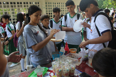 Los estudiantes se organizaron con ventas dulces.