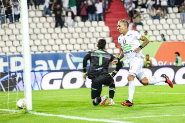 Dayro Moreno inicia el festejo después de marcar el penal anoche con el Once Caldas. El equipo le ganó 2-0 a La Equidad y empezó como líder del Cuadrangular.