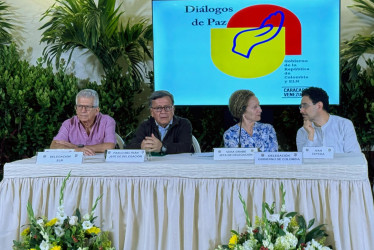 Fotografía cedida por la oficina de prensa del Alto Comisionado para la Paz que muestra los integrantes de los equipos de negociación del Eln y del gobierno de Colombia, Pablo beltrán (2i) y Vera Grabe (2d) este sábado en Caracas (Venezuela).