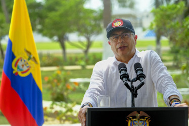 Fotografía cedida por la oficina de prensa de la Presidencia de la República del mandatario, Gustavo Petro, durante una alocución este martes, en Barranquilla.