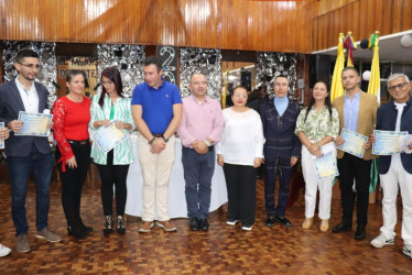 La celebración del Día del Maestro en Pesilvania incluyó galardones para los más destacados. En la fotografía los acompañan el alcalde, Jesús Iván Ospina, y el párroco, José Alberto Aristizábal.