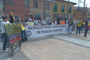 El sargento mayor conocido como robocop (de muletas), que perdió una pierna en cumplimiento del servicio, asiste al plantón de apoyo a la Policía y el Ejército. 