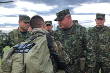 El comandante de las Fuerzas Militares, general Helder Giraldo, recibió a la tropa en Popayán.