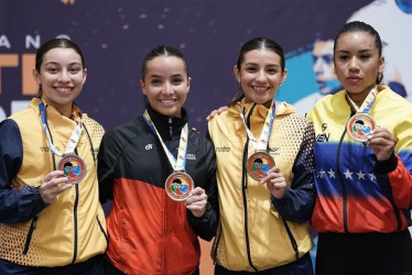 Sofía Cárdenas (i), karateca caldense, con la medalla de plata que obtuvo en el Panamericano de Uruguay.