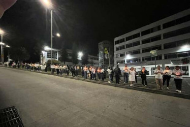 Personal administrativo de la Universidad Nacional sede Manizales espera que se dé pronto el desbloqueo del campus Palogrande. Se manifestaron en el andén que da con la avenida Paralela y el estadio Palogrande.