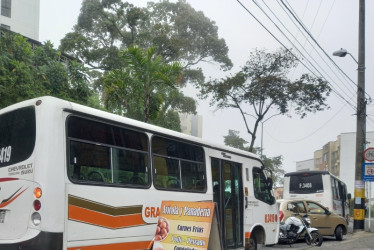 Denunciantes apuntan a que los buses se orillan en la calle 18 desde la carrera 11.