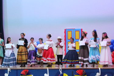 Los estudiantes que participaron recibieron un certificado y medalla de reconocimiento.