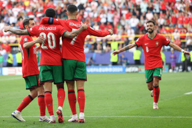 Bruno Fernandes, Bernardo Silva, Joao Cancelo y Cristiano Ronaldo celebran el tercel gol ante Turquía.