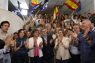 El líder del conservador Partido Popular (PP) de España, Alberto Núñez Feijóo (centro), junto a la cabeza de lista del PP a las elecciones europeas, Dolors Montserrat (c-i); la secretaria general del partido, Cuca Gamarra (3d), y la presidenta de la Comunidad de Madrid, Isabel Díaz Ayuso (3i), celebran el triunfo de los populares en las elecciones europeas.