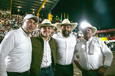 Los alcaldes de Pensilvania, Samaná, Aranzazu y Manzanares se encontraron, todos vestidos de camisa blanca, en la Exposición Equina de Pensilvania.