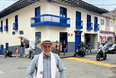 Antonio Corrales y la vivienda restaurada.