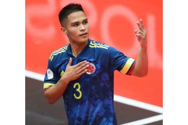 Brayan Zapata Vanegas, con la camiseta de Colombia, figura con el Atlético La Dorada en la Liga Nacional de Fútbol Sala.