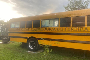 En la foto se puede apreciar la mancha del líquido que le lanzaron a una administrativa de la Universidad Tecnológica de Pereira en el aula viva de la institución.