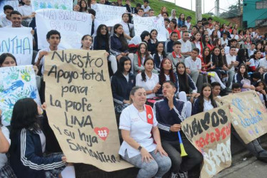  Foto I Freddy Arango I LA PATRIA  La comunidad del colegio Fe y Alegría la Paz, de Manizales, se unió para exigir la entrega de medicamentos a Samantha, hija de la profesora Lina Patricia Vanegas.